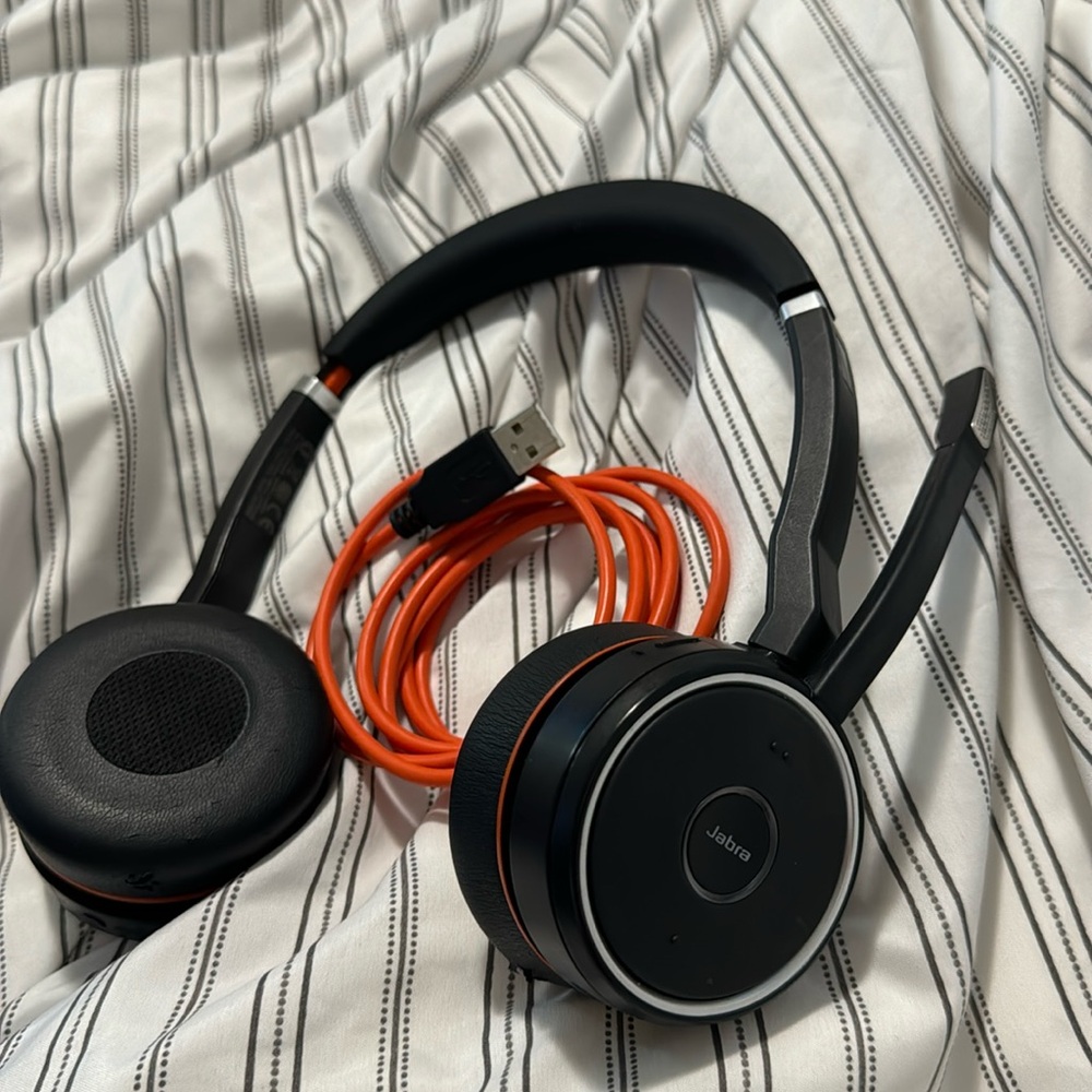 Headset audio and mic with charger - Jabra brand gently used works perfect